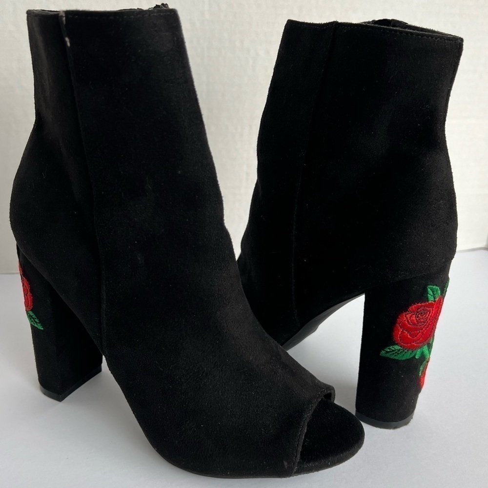 Wild Diva, Embroidered Floral Rose, Chunky Block Black Boots. Size: 6